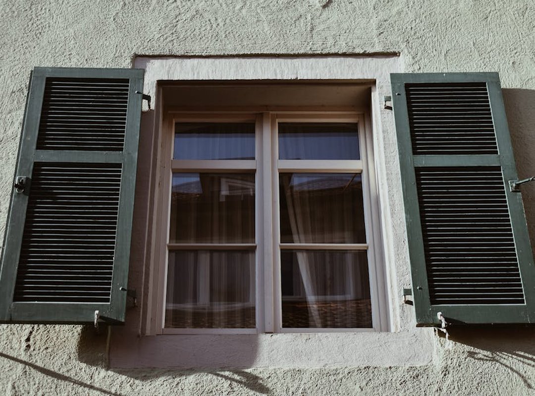 How Should Exterior Shutters Fit Drhextreriorly